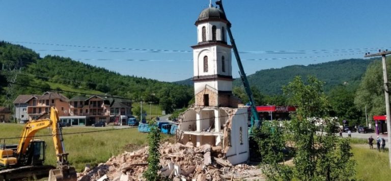 Boşnak ninenin bahçesine izinsiz yapılan kilise yıkılıyor