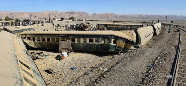 Pakistan’da iki tren çarpıştı: En az 25 ölü