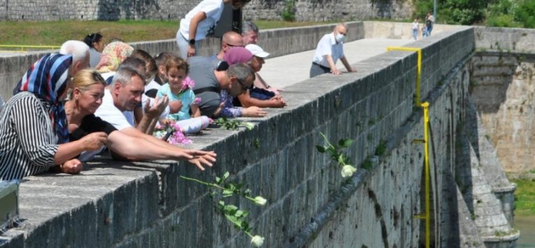 Bosna Savaşı’nda diri diri yakılan üç bin Boşnak güllerle anıldı