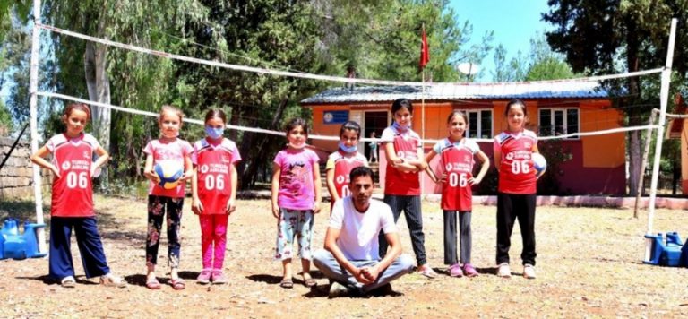 Soğan çuvalından voleybol filesine geçen kızların hayali ay-yıldızlı forma