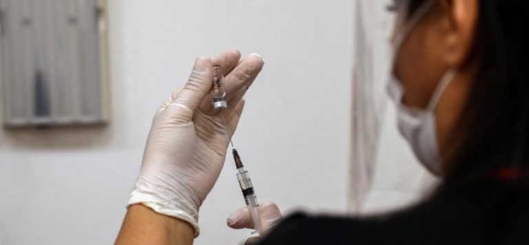 Dünya genelinde 2 milyar 420 milyon dozdan fazla aşı yapıldı