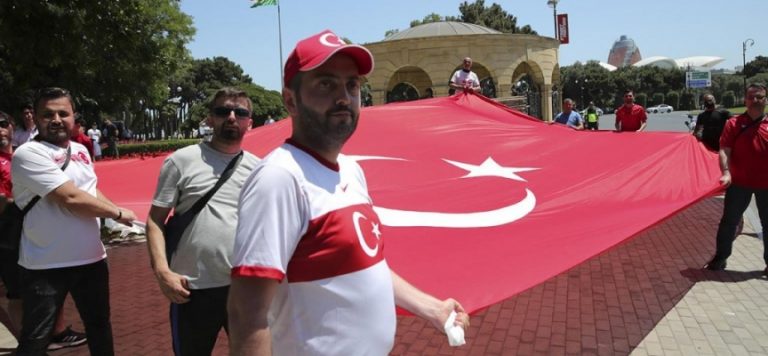 Cumhurbaşkanı Erdoğan’a Bakü’de sevgi gösterisi