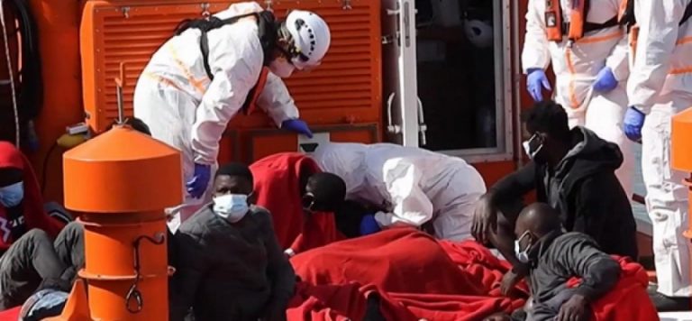 Düzensiz göçmenleri taşıyan bot alabora oldu: En az 4 ölü