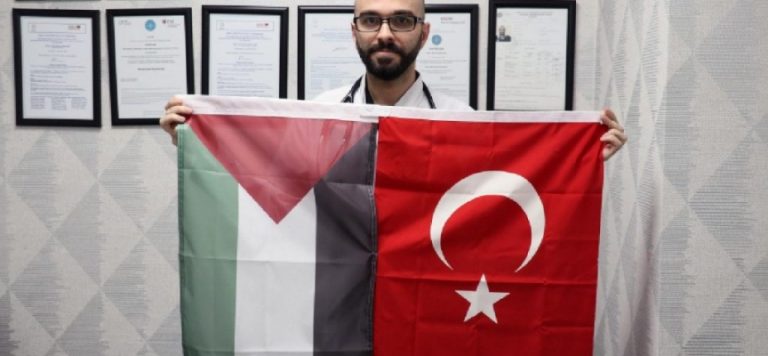 Türkiye bursuyla doktor olan Filistinli genç şifa dağıtıyor