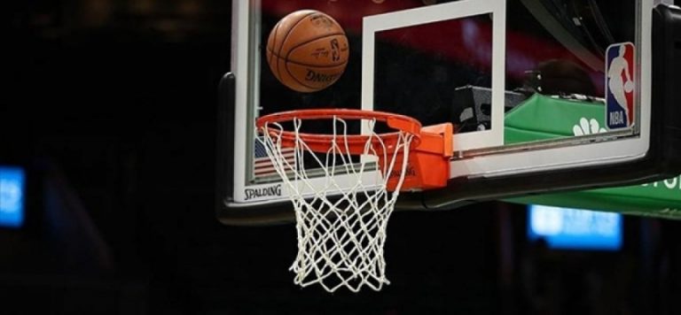 NBA’de Bucks seriyi son maça taşıdı