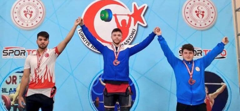 Halterci kardeşler Türkiye şampiyonu oldu