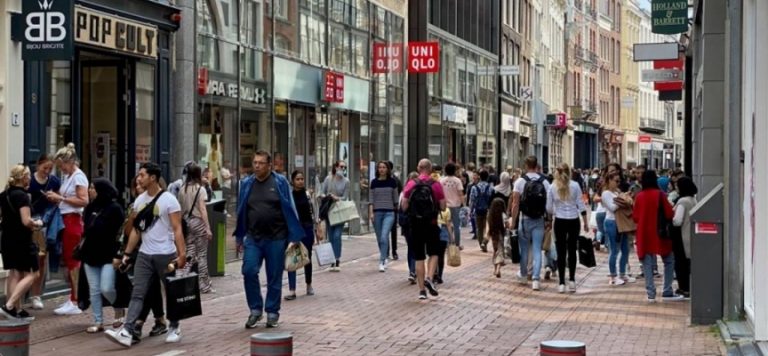 Hollanda’da kapalı alanlarda maske zorunluluğu kalktı