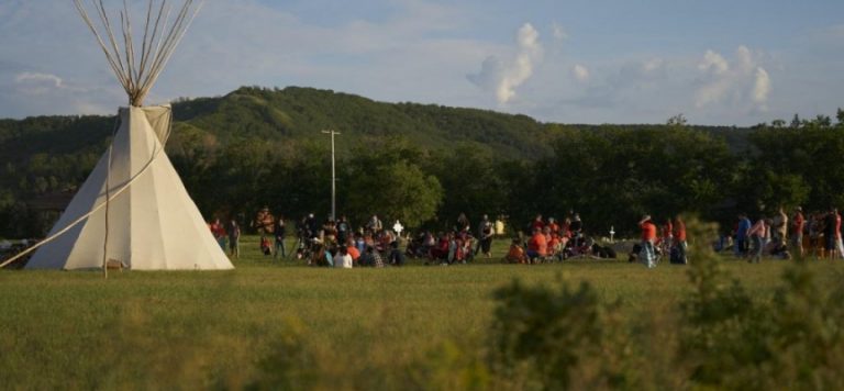 Kanada’da kemikleri bulunan 751 çocuk için anma gecesi düzenlendi