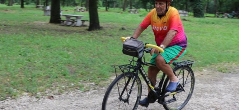 Eski milli sporcu sağlık çalışanları için pedal çeviriyor