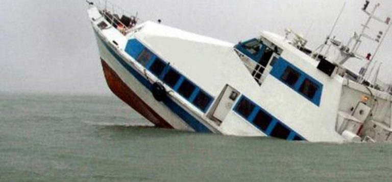 Endonezya açıklarında feribot battı: 6 ölü, 3 kayıp