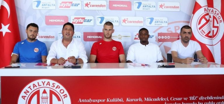 Antalyaspor’da çifte imza