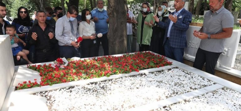 Türk sinemasının unutulmaz ismi Kemal Sunal kabri başında anıldı