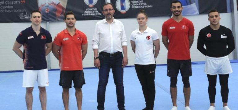 Bakan Kasapoğlu olimpik sporcularla buluştu