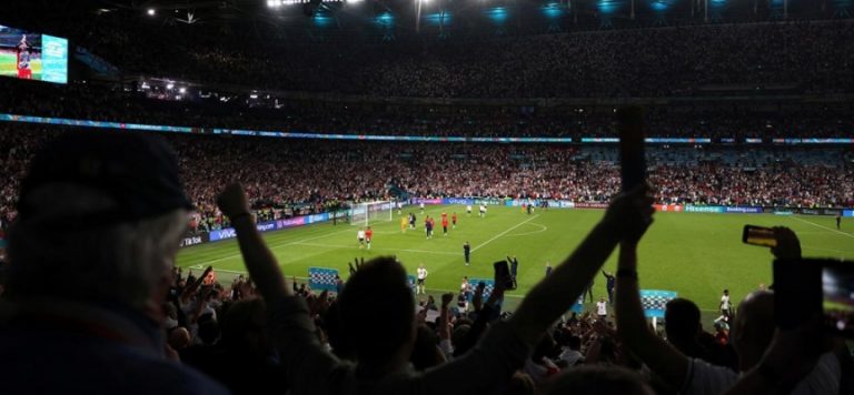 UEFA’dan İngiltere-Danimarka maçına soruşturma