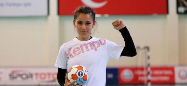 Genç hentbolcu Merve Akpınar’a eğitim ve spor bursu verilecek