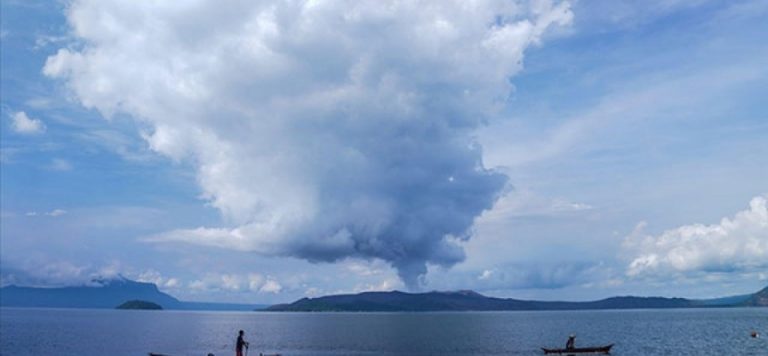 Taal Yanardağ’ında son 24 saatte 185 volkanik deprem yaşandı