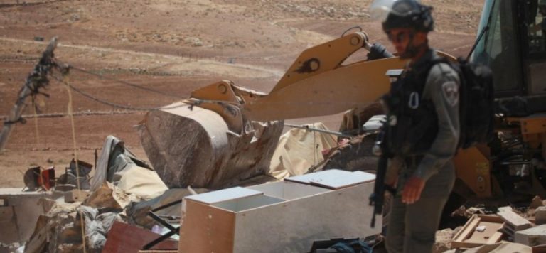 İsrail askerleri Filistinli bedevi ailelerin evlerini yıktı