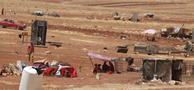 İsrail Filistinli bedevi aileleri kavurucu yaz sıcağında ortada bıraktı