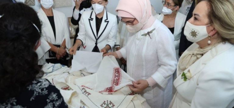Emine Erdoğan, Girne Belediyesi Sosyal Yaşam Merkezini ziyaret etti