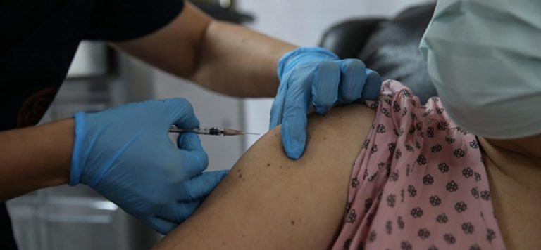 Dünya genelinde 3 milyar 880 milyon dozdan fazla aşı yapıldı