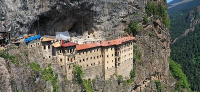 Sümela Manastırı’nda Kurban Bayramı yoğunluğu