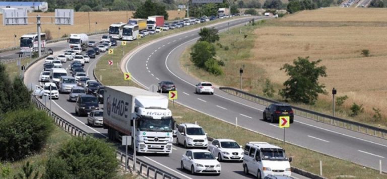 Bayram tatilinde 95 milyondan fazla araç yollara çıktı