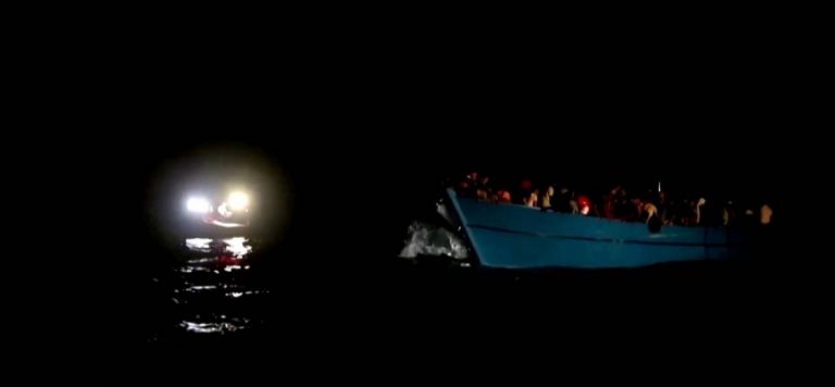 Tunus açıklarında 394 düzensiz göçmen kurtarıldı