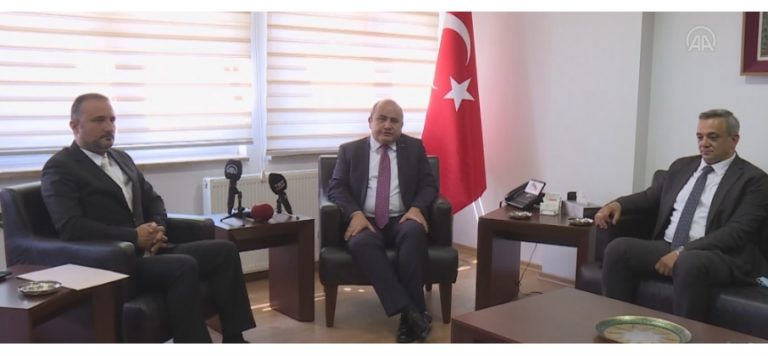Yakın Doğu Üniversitesi, Türkiye’de yangınlarla mücadele için Türk Kızılayı’na bağış yaptı