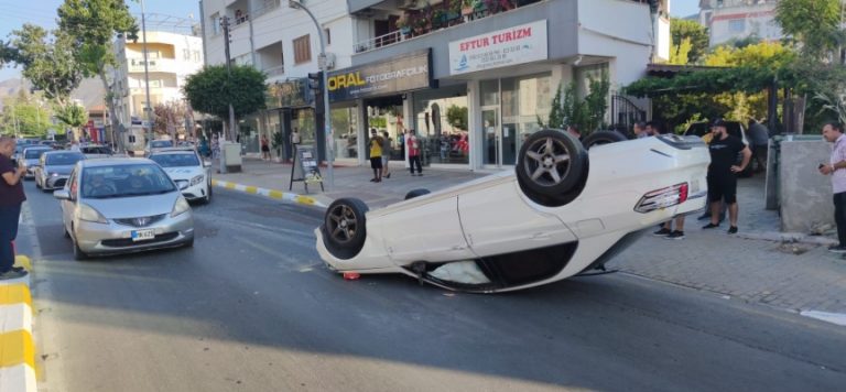 Girne’de araç ters döndü!