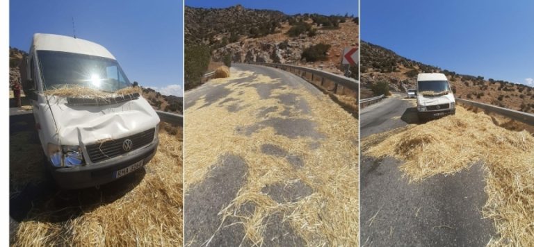 Yola düşen balyalar kazaya neden oldu