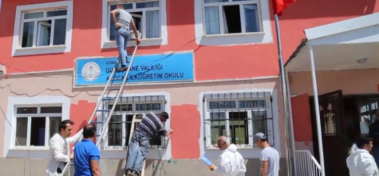 Polisler köy okulu için kolları sıvadı