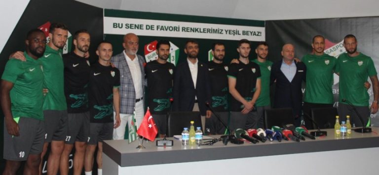 Bursaspor 10 yeni futbolcuyu kadrosuna kattı