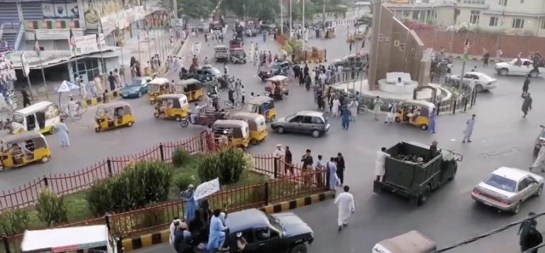 Afganistan’da 2 vilayet merkezi Taliban kontrolüne geçti