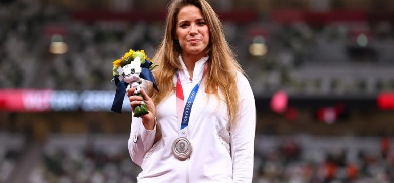 Polonyalı atlet Andrejczyk, bir bebek için olimpiyat madalyasını sattı