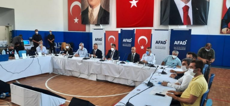 Saner Manavgat’ta AFAD Merkezi’nde yangın sonrası durumla ilgili brifing aldı