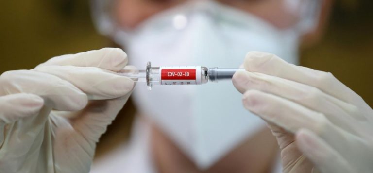 İran Çin’den 1 milyon 100 bin doz aşı aldı