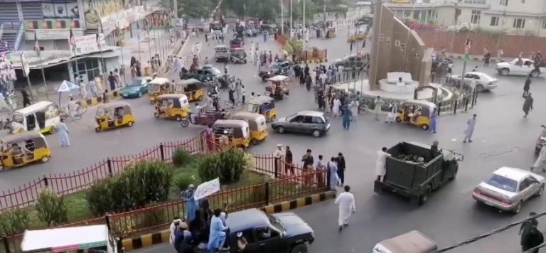 Afganistan’daki bağımsızlık gösterilerinde izdiham