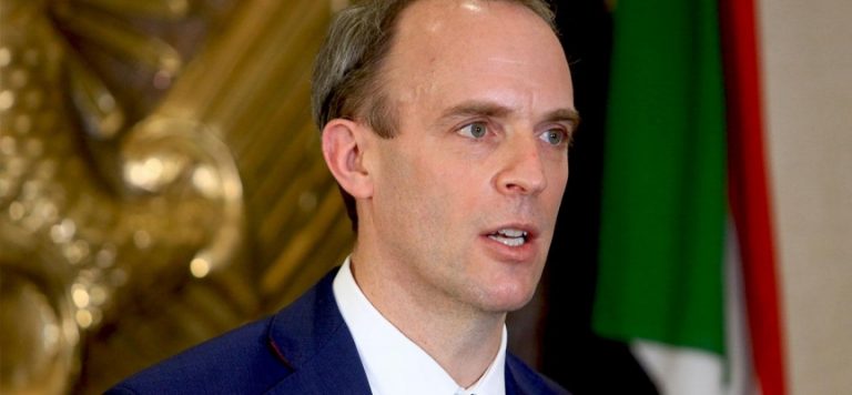 Afganistan çalkalanırken tatilini sürdüren Raab’a istifa baskısı