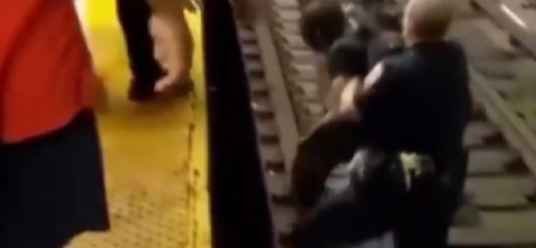 ABD’de raylara düşen yolcu son anda kurtarıldı
