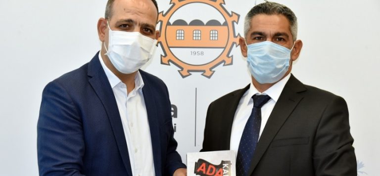 Tomgüsehan “Ada Karanlığı” isimli romanını Harmancı’ya takdim etti