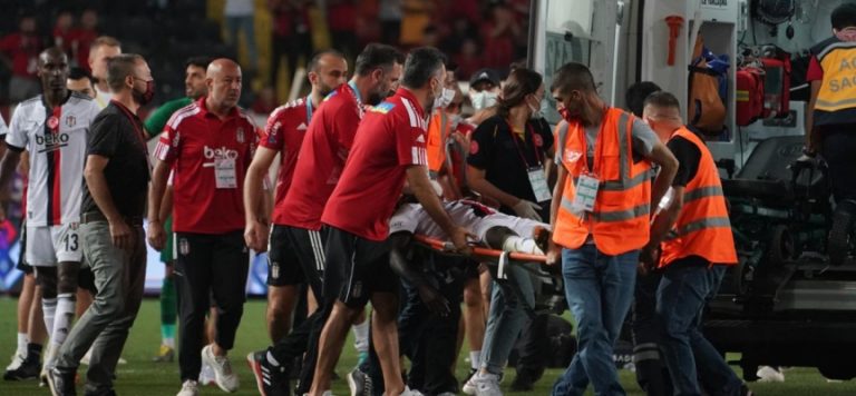 Beşiktaşlı N’Sakala hastaneye kaldırıldı