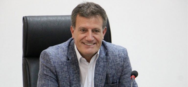 Arıklı, başarılı yüzücüleri kutladı