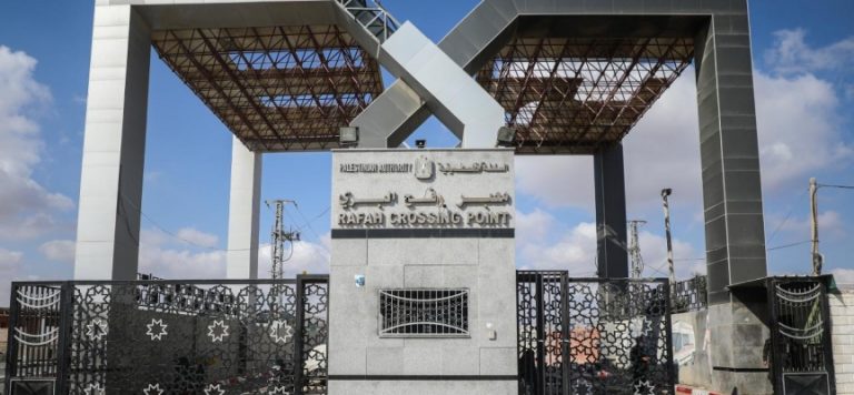 Mısır Refah Sınır Kapısını çift yönlü kapatacak