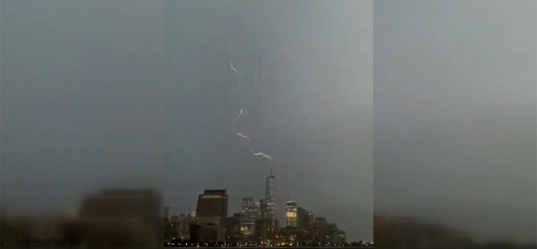 New York’ta bulunan One World Trade Center’a yıldırım düştü