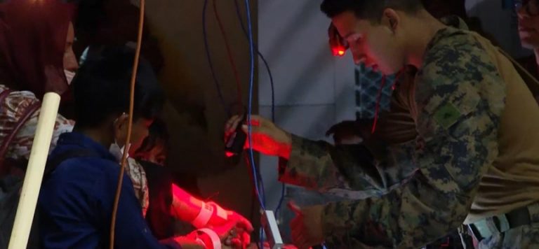 Afganistan’dan tahliye edileceklere barkodlu bileklik