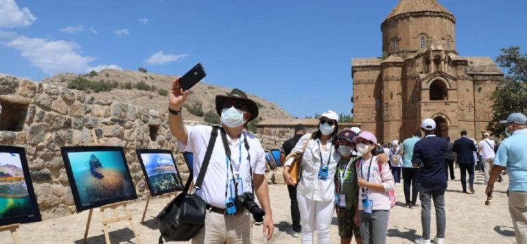 150 büyükelçi ve diplomat Akdamar Adası’nı gezdi