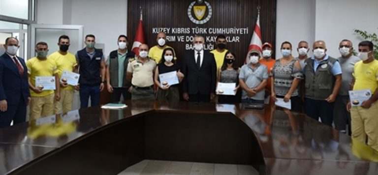 Çavuşoğlu Türkiye’deki yangınların söndürülmesine destek olan Orman Dairesi ekibi ve Karşıyaka’daki yangına müdahale eden kadınlara teşekkür belgesi takdim etti