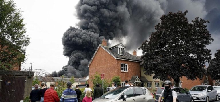 İngiltere’de sanayi deposunda yangın