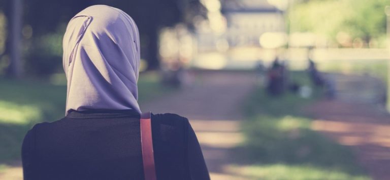 Fransa’da başörtülü kadını yarasaya benzeten özel kalem müdürü görevden alınıyor