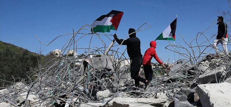 Filistinli aile, İsrail’in zoruyla evlerini yıkmak zorunda kaldı